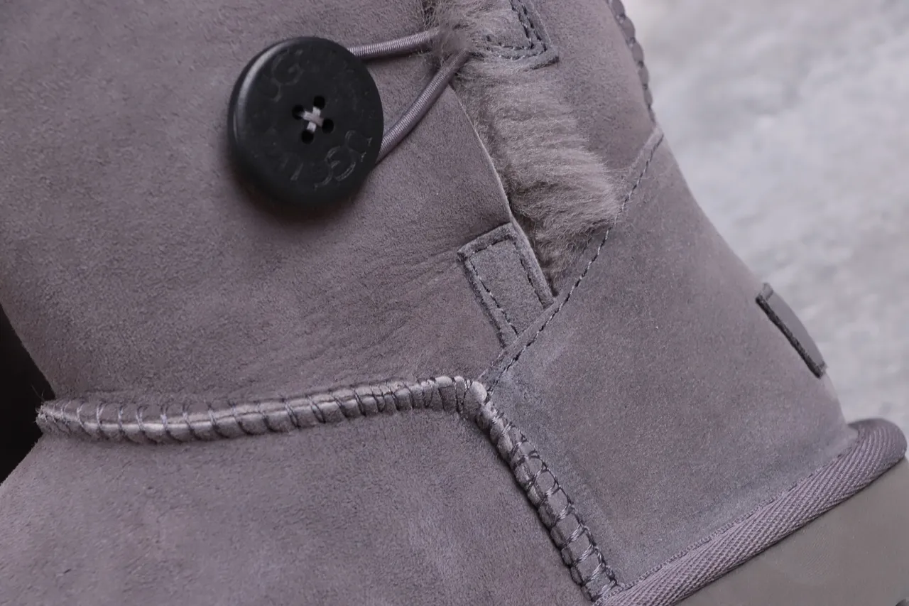 UGG Classic Tall 炭灰麂皮羊毛内里雪靴 3