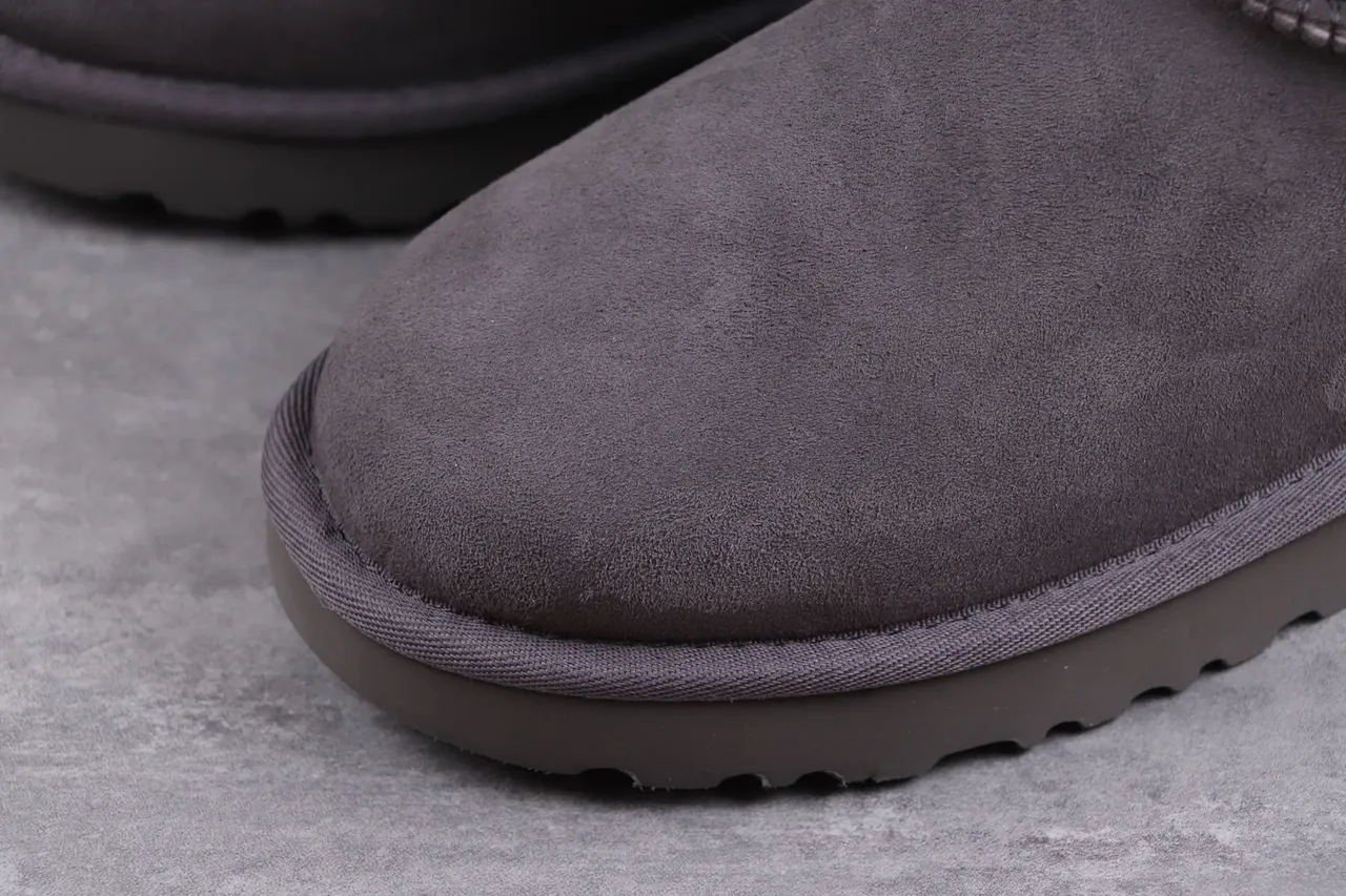 UGG Classic Tall 炭灰麂皮羊毛内里雪靴 4
