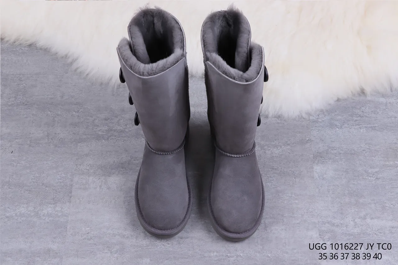 UGG Classic Tall 炭灰麂皮羊毛内里雪靴 9