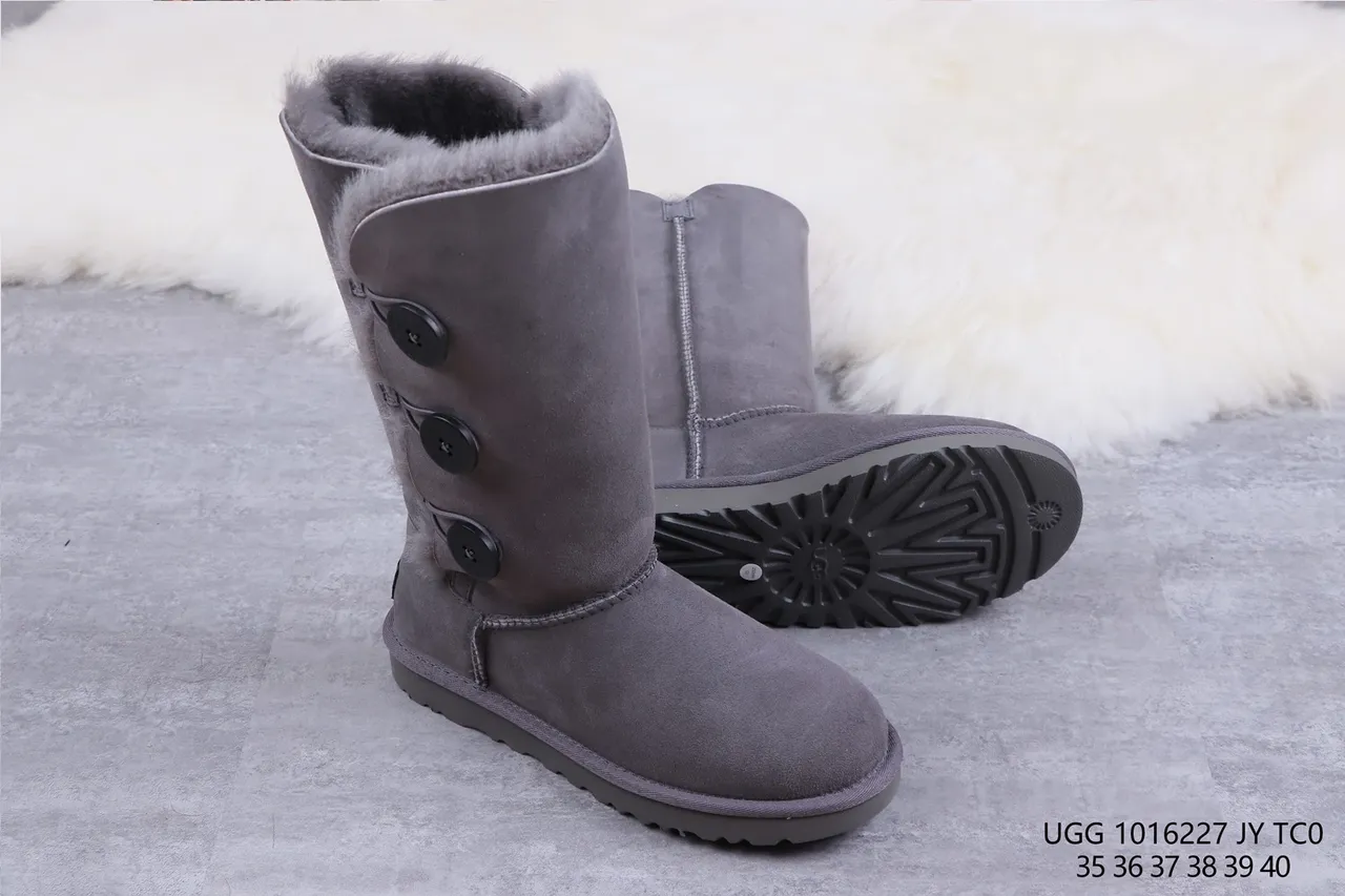 UGG Classic Tall 炭灰麂皮羊毛内里雪靴 10