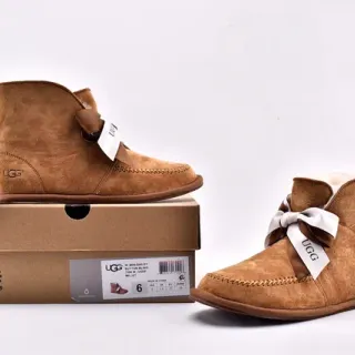UGG मिनी बेली बटन ब्लिंग डीप मिलेट सूड एंक्ल बूट्स