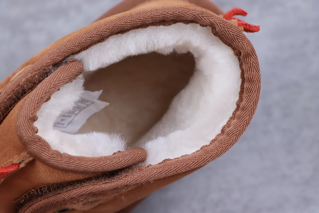 UGG 镶钉麂皮羊毛衬里雪靴 2