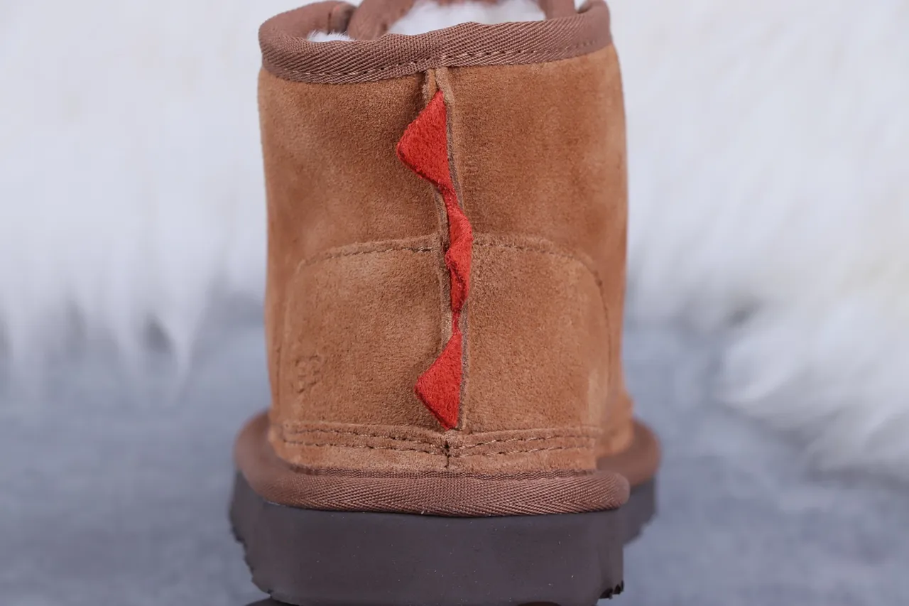 UGG 镶钉麂皮羊毛衬里雪靴 5