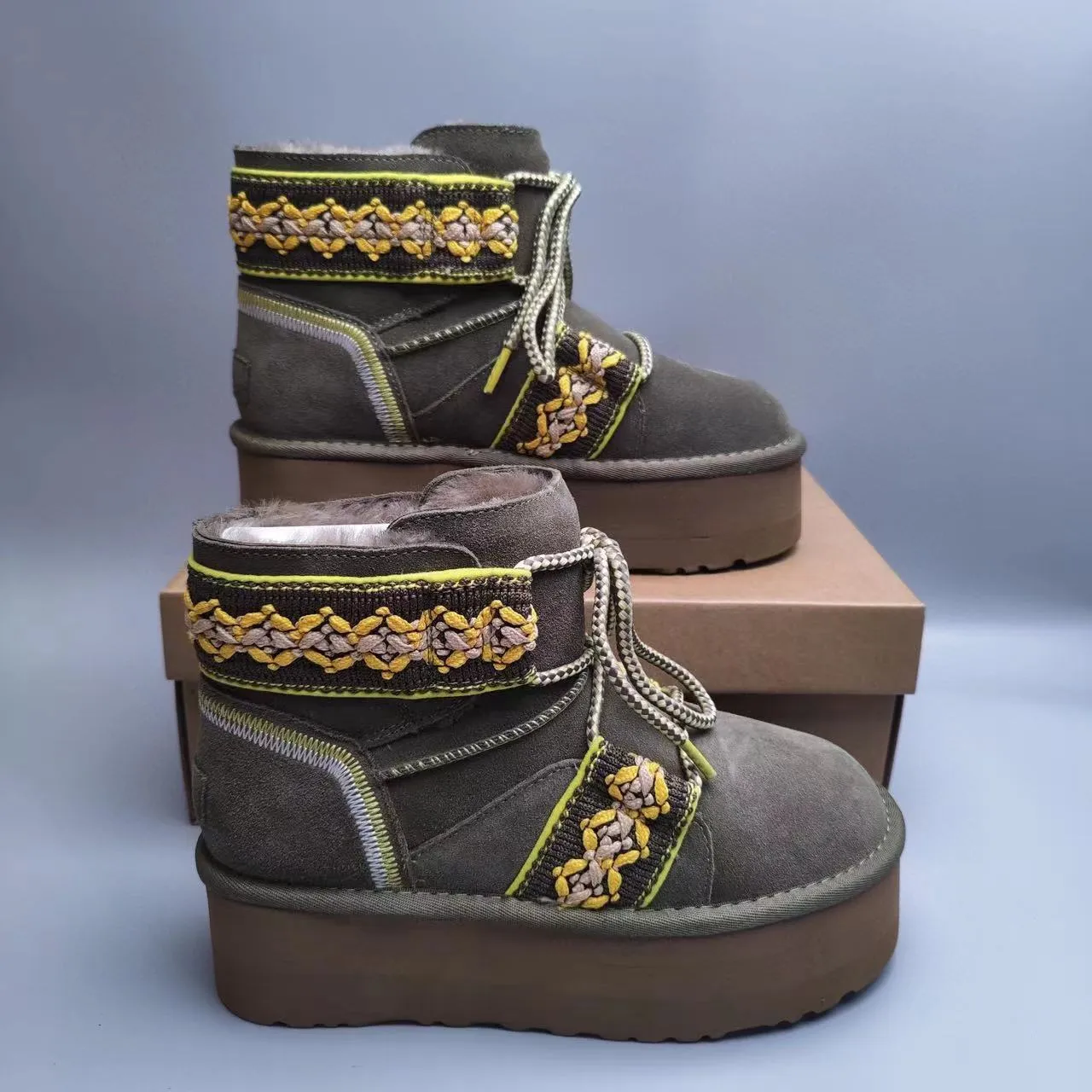UGG Tasman স্নো বুট আর্মি গ্রিন হলুদ প্ল্যাটফর্ম সোল এমব্রয়ডারি বুনো স্ট্র্যাপস 2