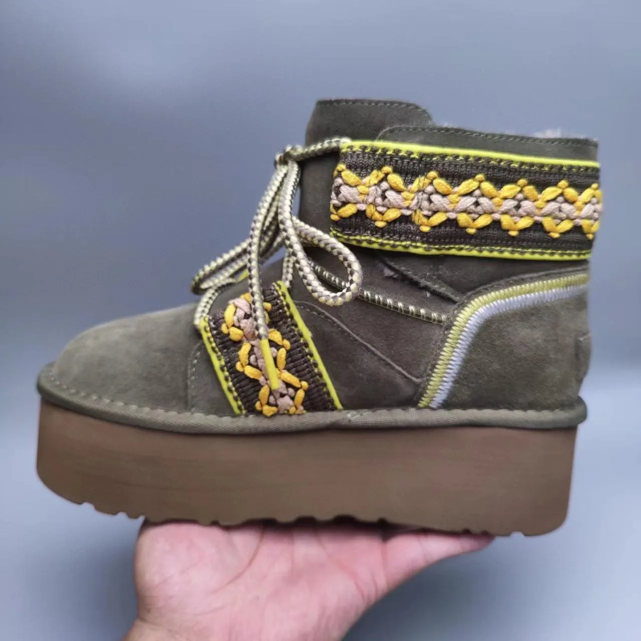 UGG Tasman স্নো বুট আর্মি গ্রিন হলুদ প্ল্যাটফর্ম সোল এমব্রয়ডারি বুনো স্ট্র্যাপস 3