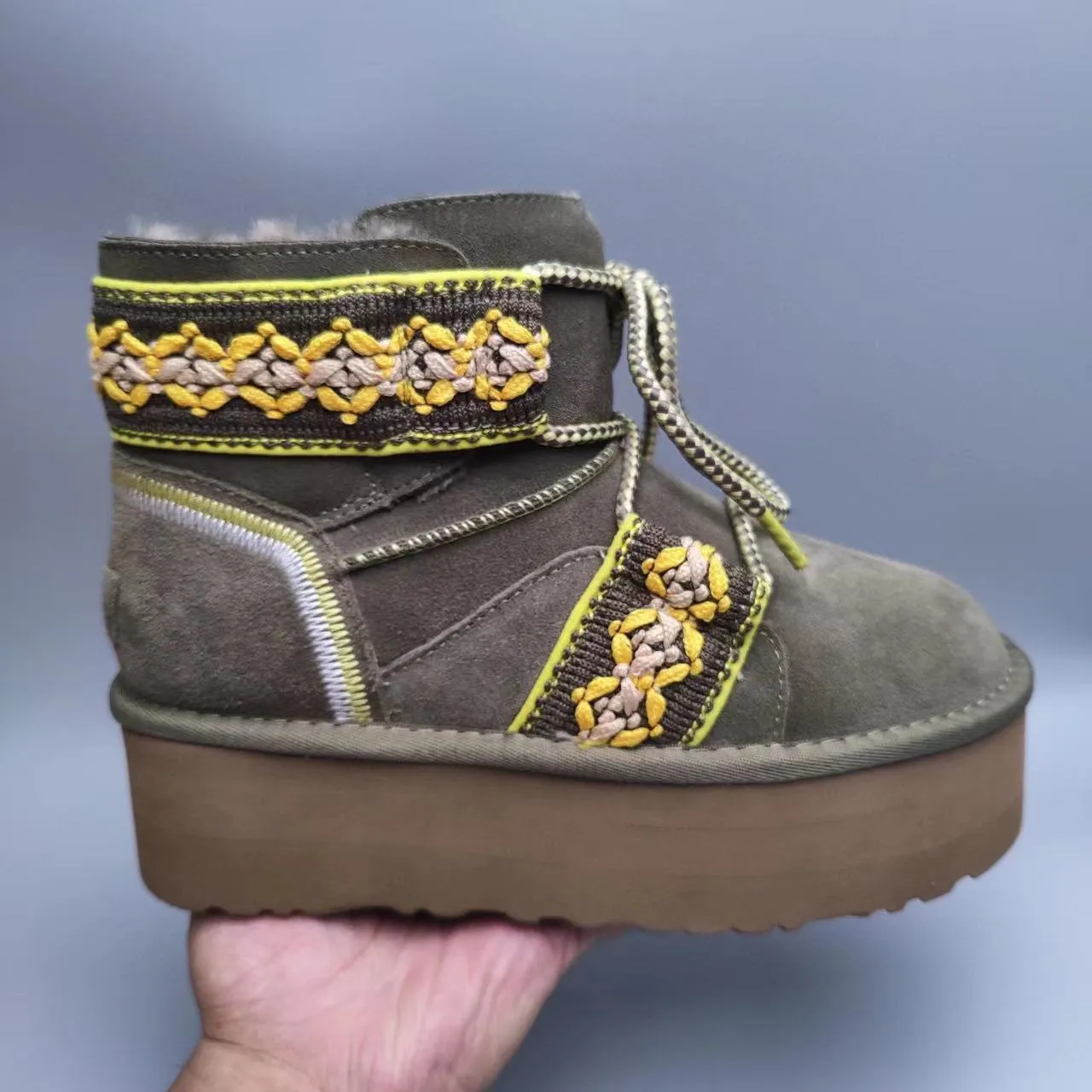 UGG Tasman স্নো বুট আর্মি গ্রিন হলুদ প্ল্যাটফর্ম সোল এমব্রয়ডারি বুনো স্ট্র্যাপস 4