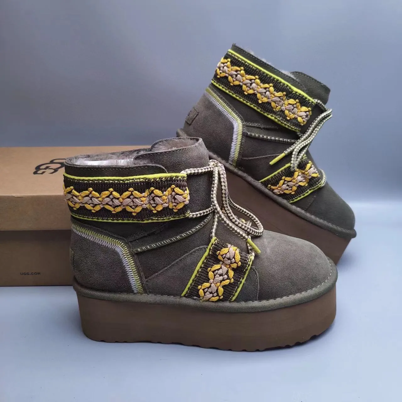 UGG Tasman স্নো বুট আর্মি গ্রিন হলুদ প্ল্যাটফর্ম সোল এমব্রয়ডারি বুনো স্ট্র্যাপস 6