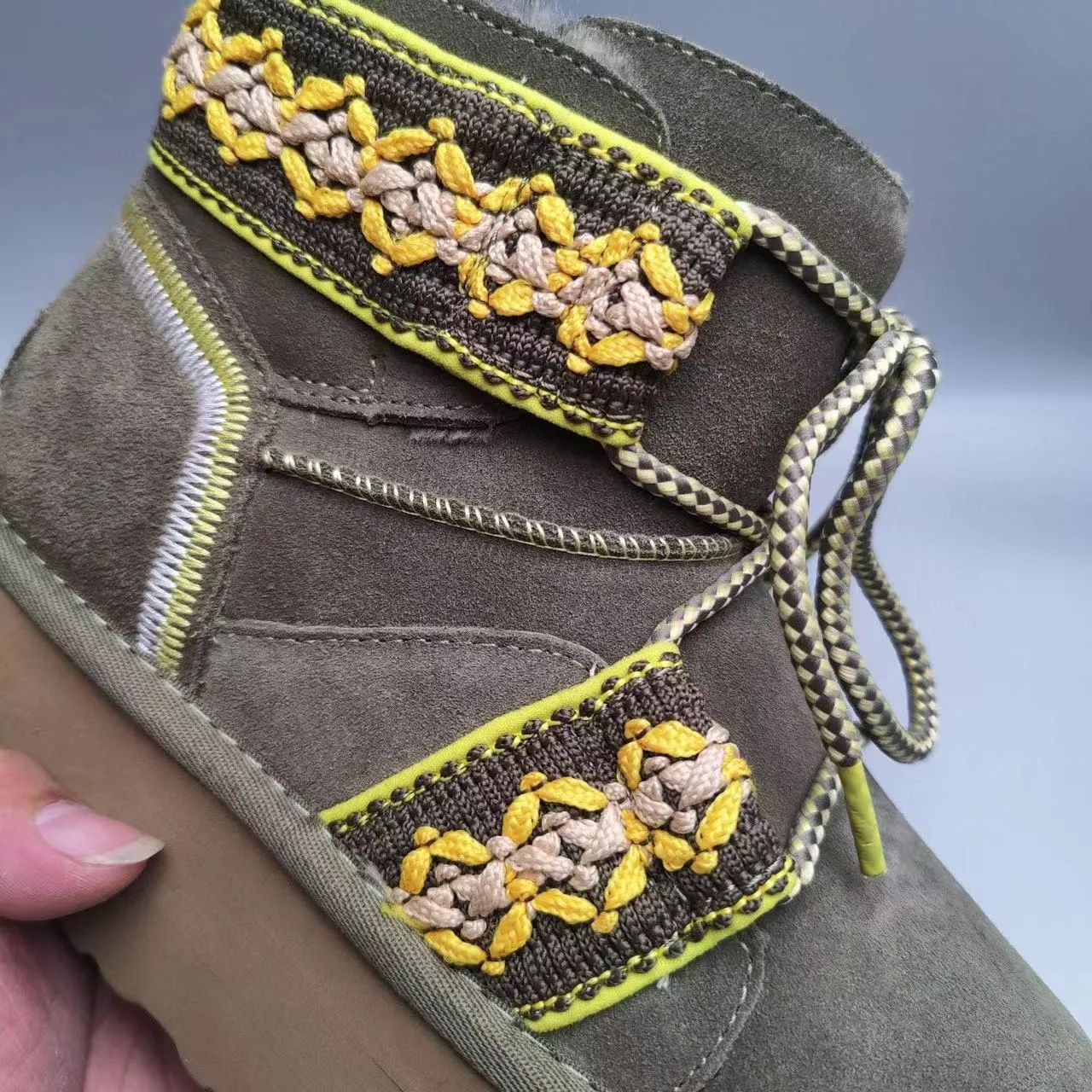 UGG Tasman স্নো বুট আর্মি গ্রিন হলুদ প্ল্যাটফর্ম সোল এমব্রয়ডারি বুনো স্ট্র্যাপস 8
