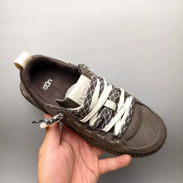 UGG Tasman 棕色麂皮生活方式运动鞋 3