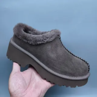 UGG Tasman حذاء ثلجي بمنصة جلد سويدي رمادي مبطن بجلد الغنم