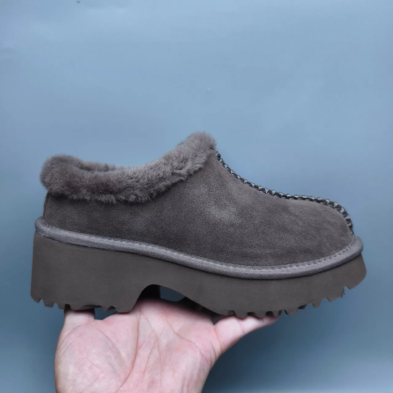 UGG Tasman Botín de Nieve con Plataforma de Ante Gris Forro de Borrego 2