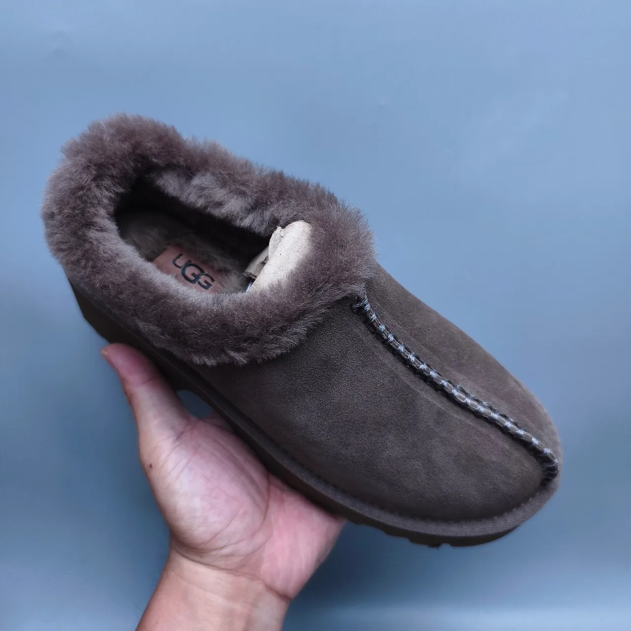 UGG Tasman Botín de Nieve con Plataforma de Ante Gris Forro de Borrego 3