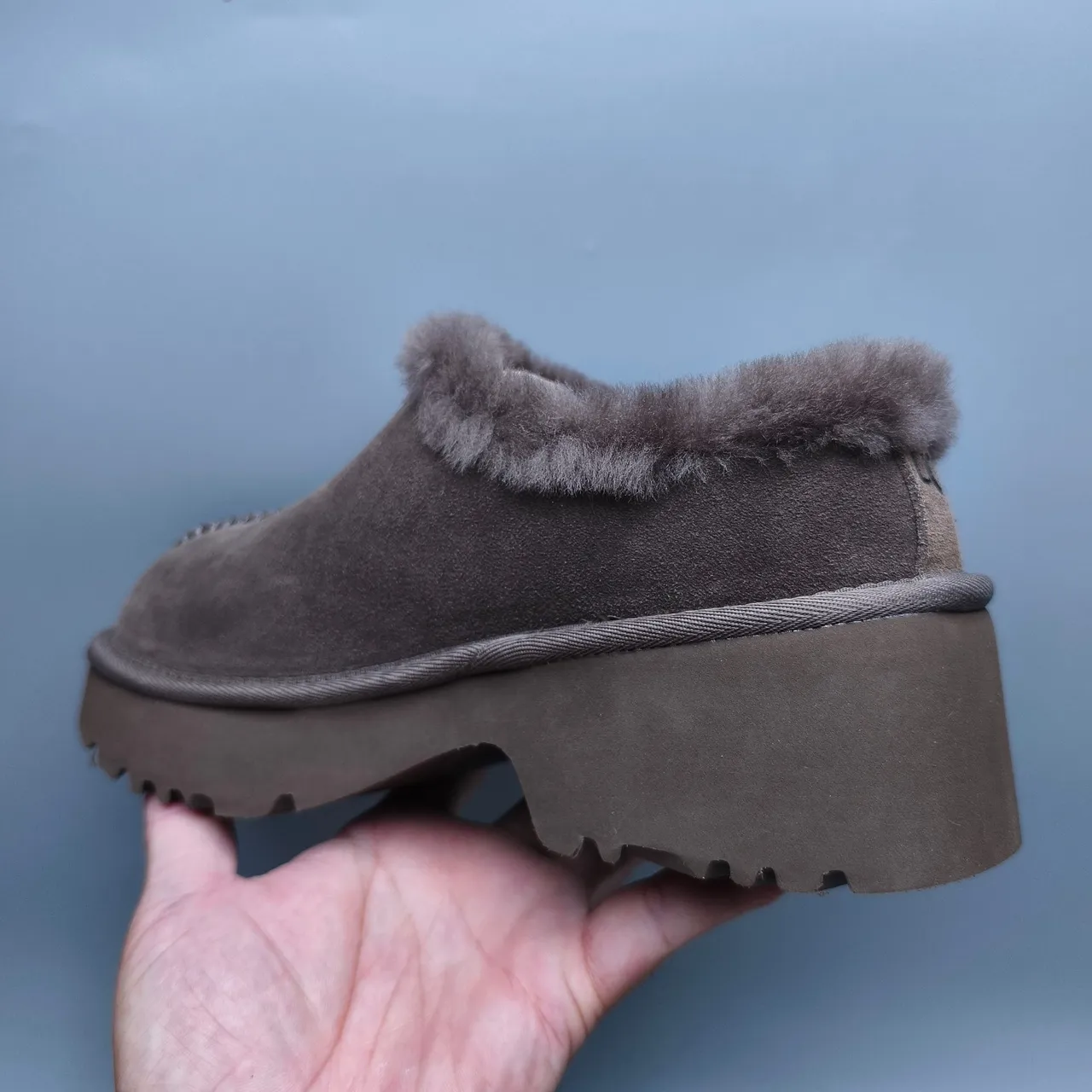 UGG Tasman Botín de Nieve con Plataforma de Ante Gris Forro de Borrego 4