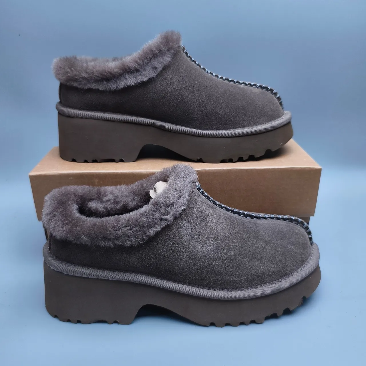 UGG Tasman Botín de Nieve con Plataforma de Ante Gris Forro de Borrego 5