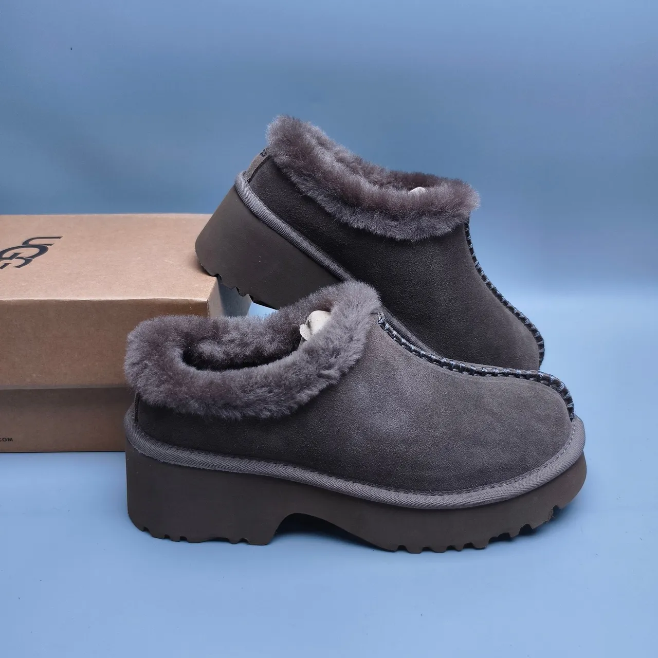 UGG Tasman Botín de Nieve con Plataforma de Ante Gris Forro de Borrego 6