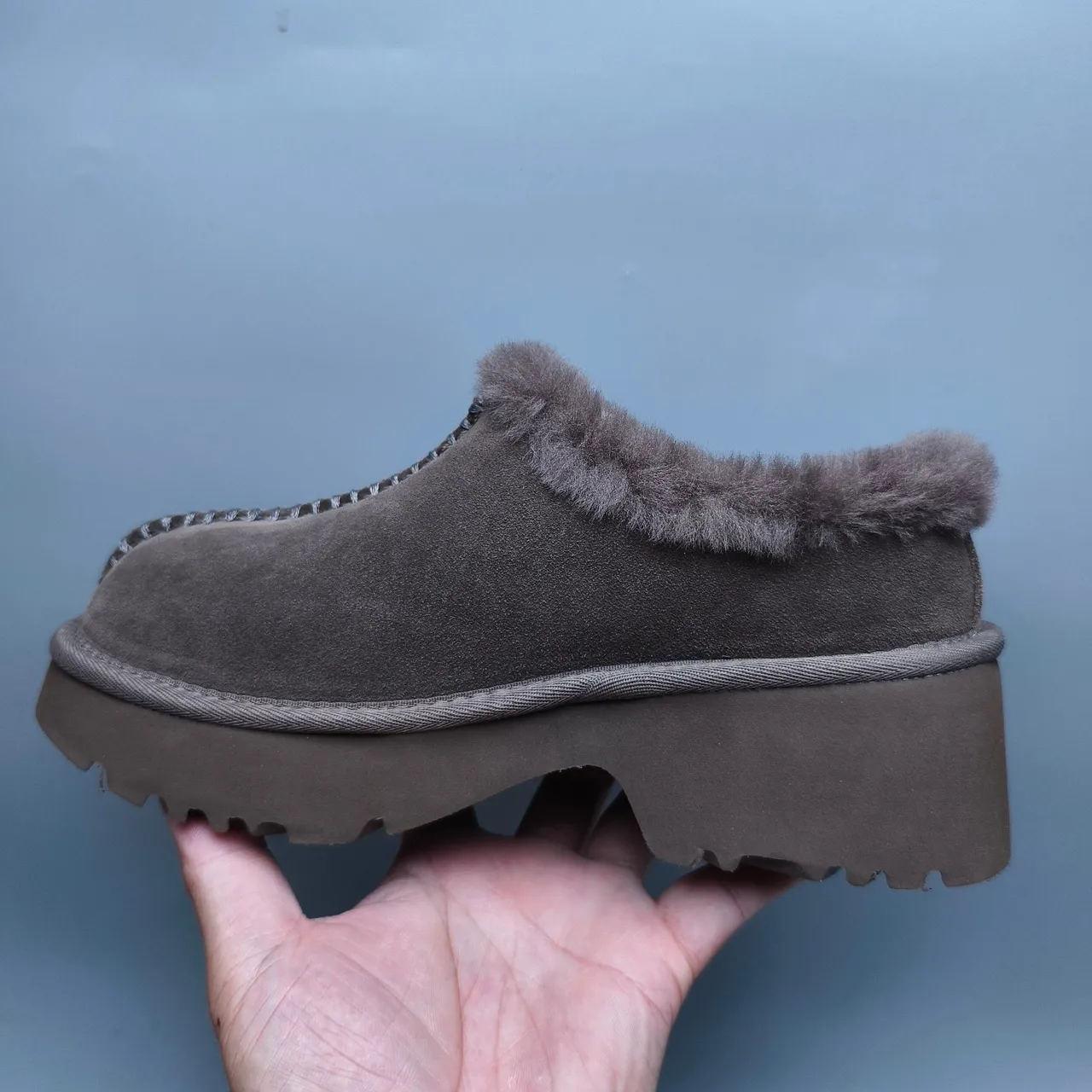 UGG Tasman Botín de Nieve con Plataforma de Ante Gris Forro de Borrego 7