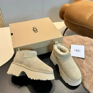 UGG अल्ट्रा मिनी भूरा-सफेद स्यूड अपर शियरलिंग लाइनड स्नो बूट