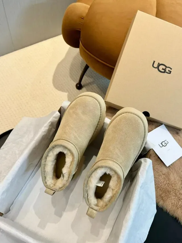 UGG अल्ट्रा मिनी भूरा-सफेद स्यूड अपर शियरलिंग लाइनड स्नो बूट 2