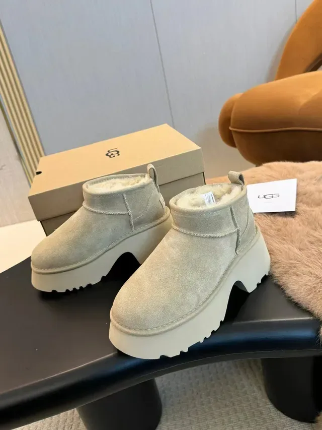 UGG अल्ट्रा मिनी भूरा-सफेद स्यूड अपर शियरलिंग लाइनड स्नो बूट 3