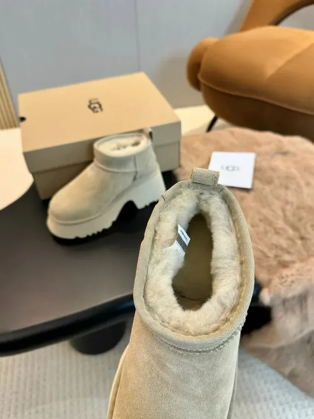 UGG अल्ट्रा मिनी भूरा-सफेद स्यूड अपर शियरलिंग लाइनड स्नो बूट 5