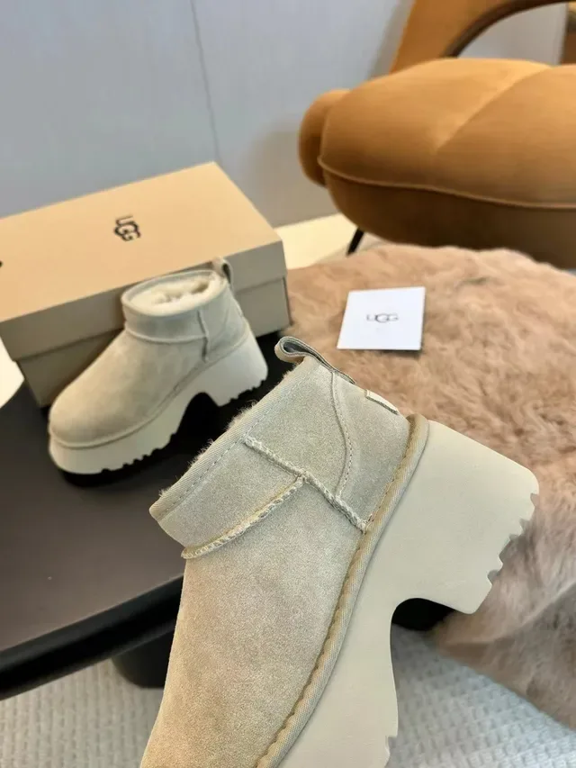 UGG अल्ट्रा मिनी भूरा-सफेद स्यूड अपर शियरलिंग लाइनड स्नो बूट 6