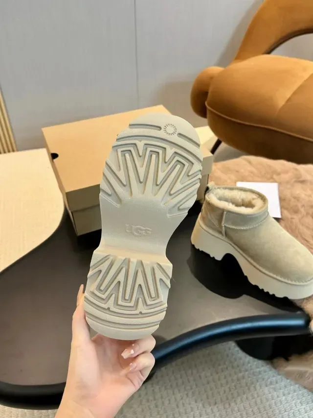 UGG अल्ट्रा मिनी भूरा-सफेद स्यूड अपर शियरलिंग लाइनड स्नो बूट 8