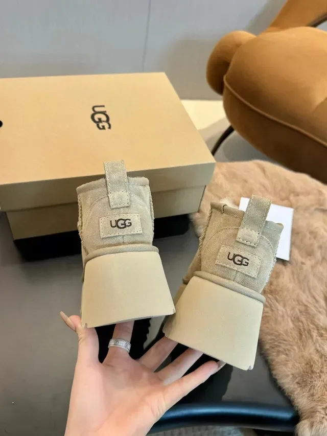 UGG अल्ट्रा मिनी भूरा-सफेद स्यूड अपर शियरलिंग लाइनड स्नो बूट 9