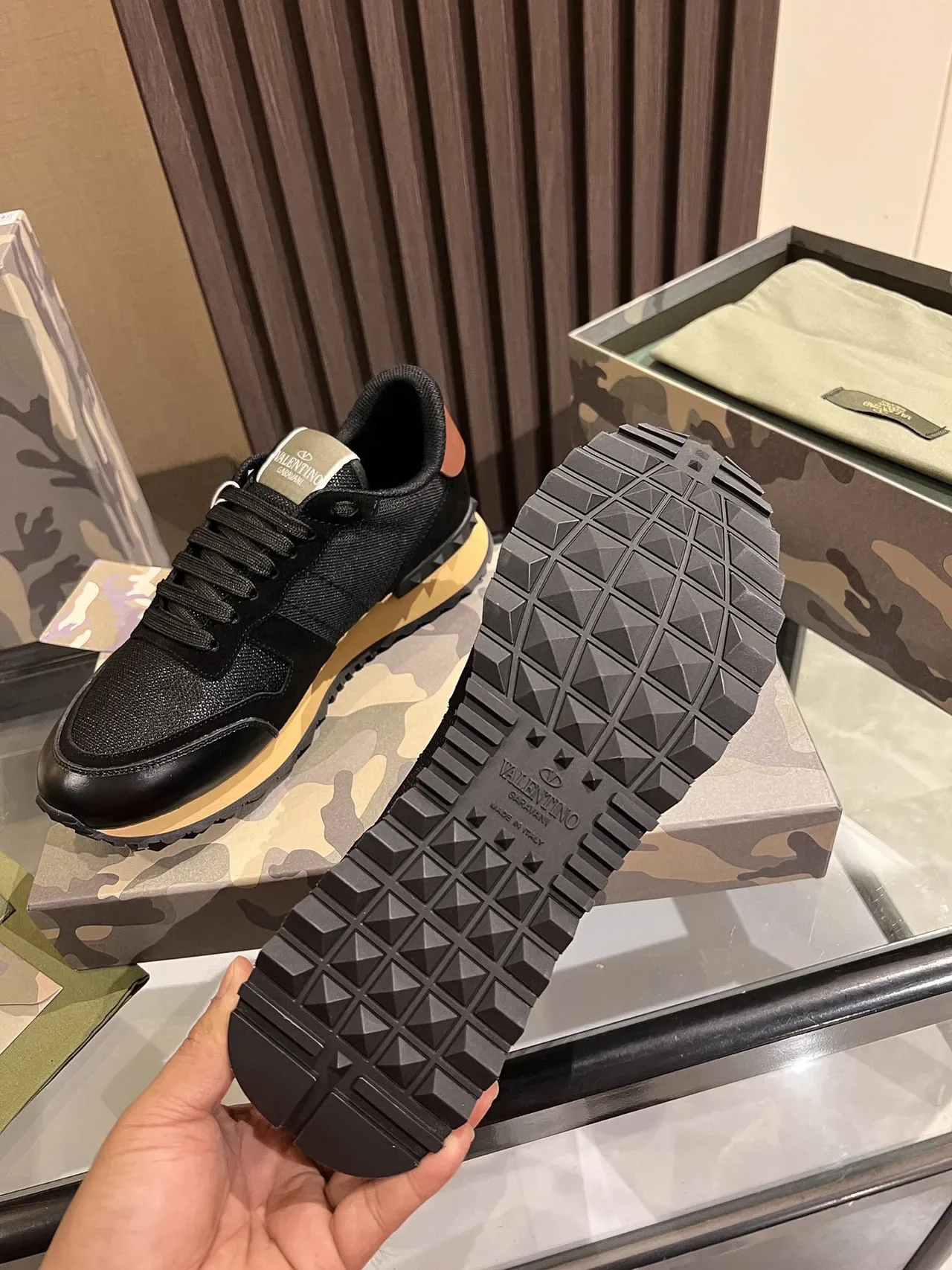 Valentino أسود بيج شبكي جلدي علوي كونتراست كريمي ميدسول سنيكرز لايف ستايل 2