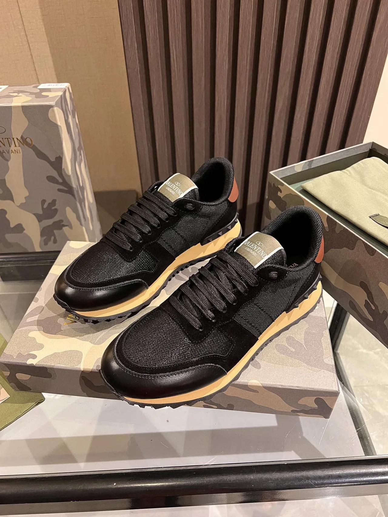 Valentino أسود بيج شبكي جلدي علوي كونتراست كريمي ميدسول سنيكرز لايف ستايل 3