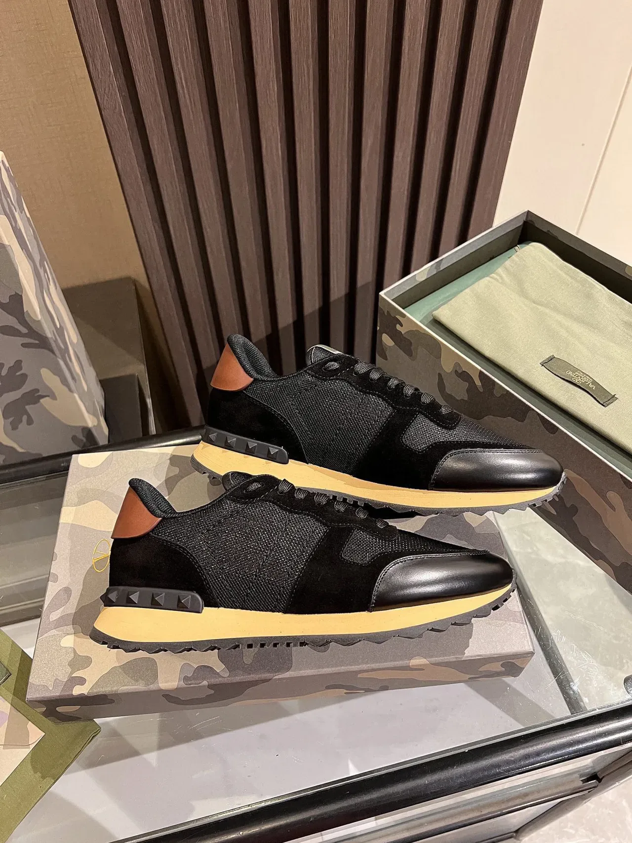 Valentino أسود بيج شبكي جلدي علوي كونتراست كريمي ميدسول سنيكرز لايف ستايل 4