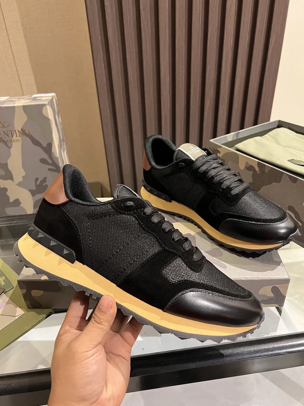 Valentino أسود بيج شبكي جلدي علوي كونتراست كريمي ميدسول سنيكرز لايف ستايل 5