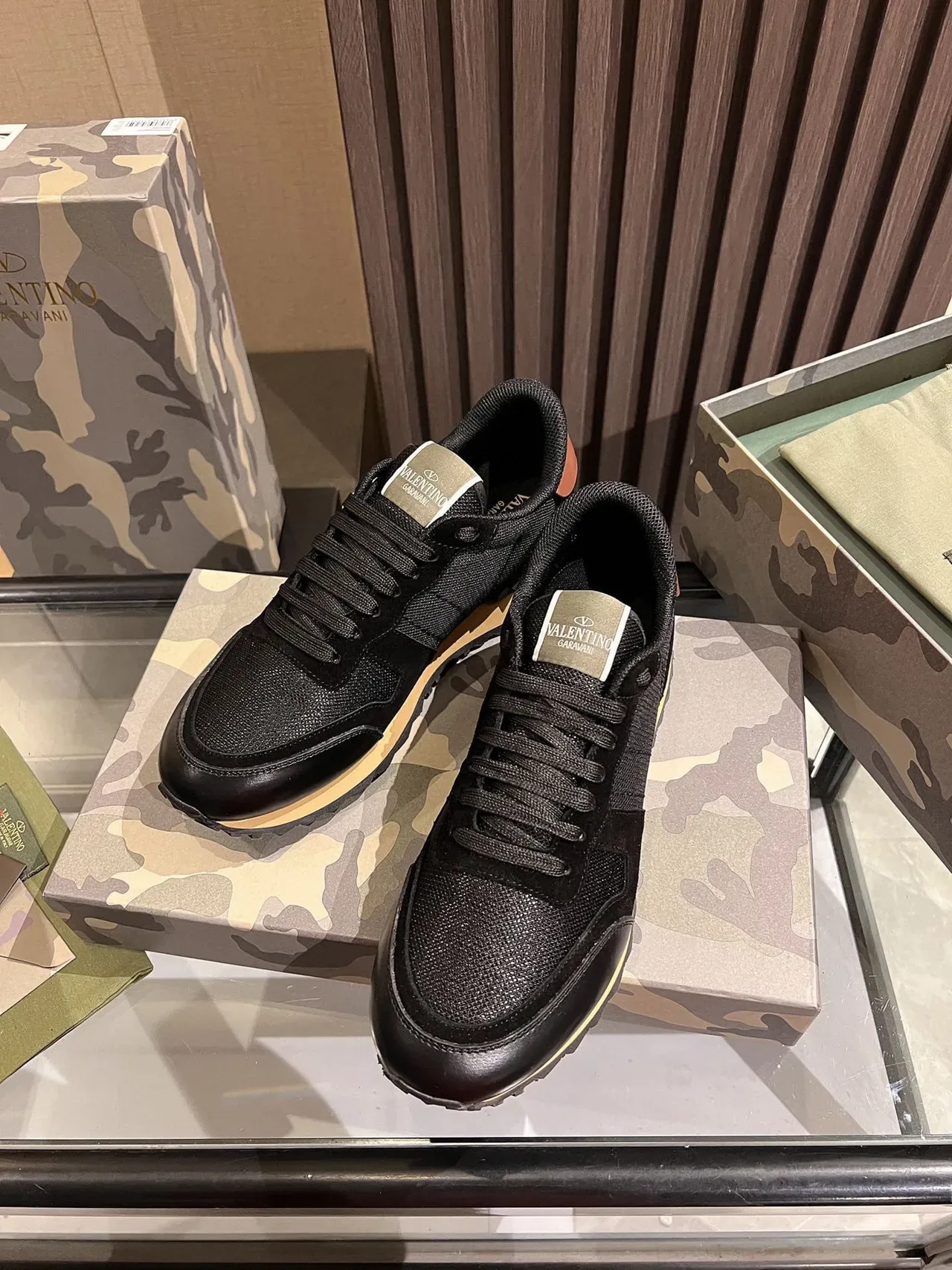Valentino أسود بيج شبكي جلدي علوي كونتراست كريمي ميدسول سنيكرز لايف ستايل 9