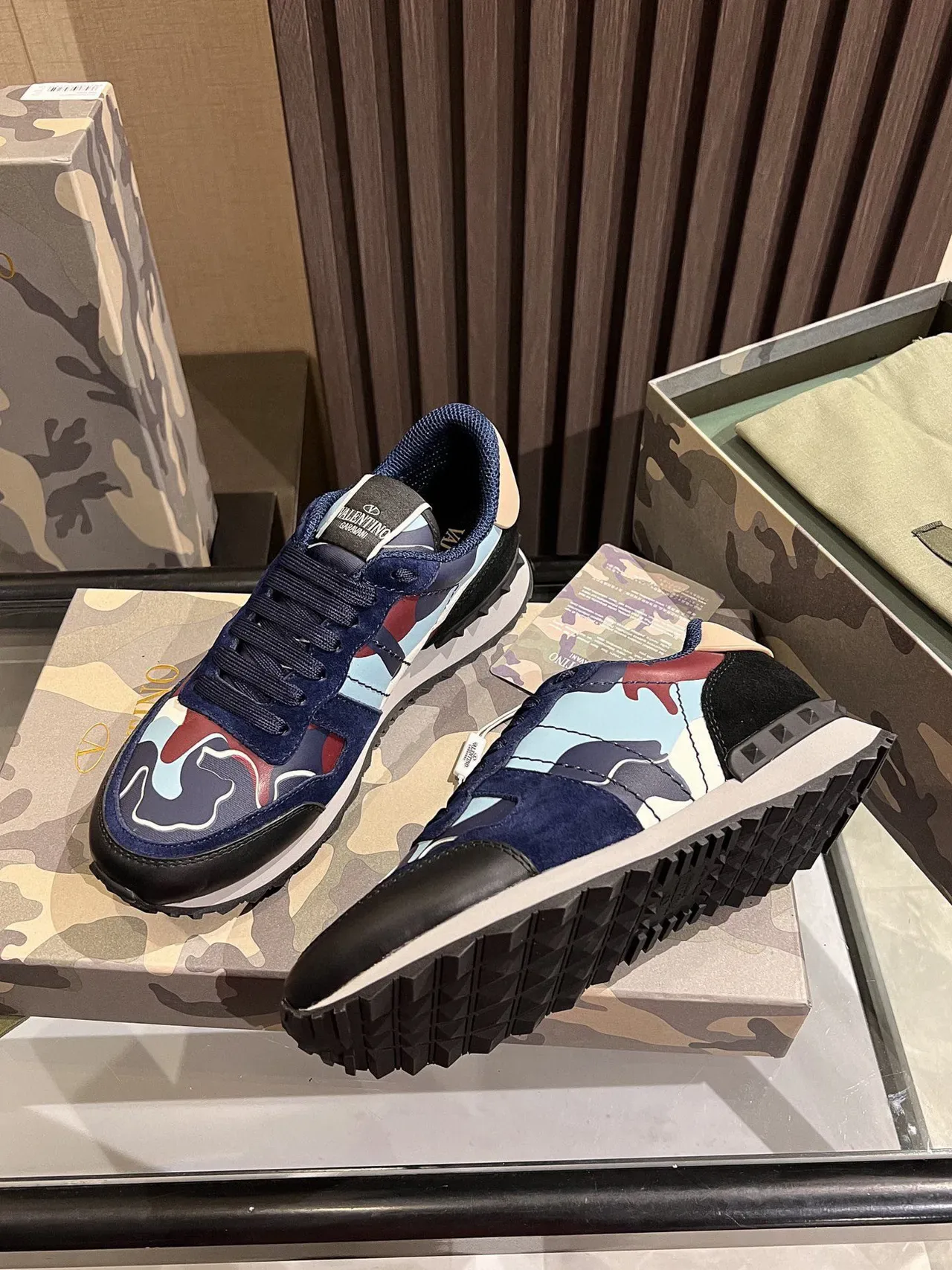 Valentino Tênis Lifestyle em couro de camurça com estampagem de camuflagem 2