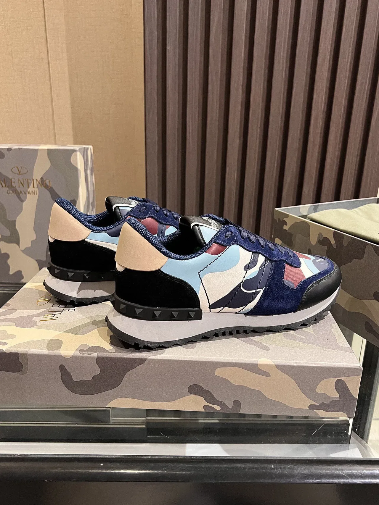 Valentino Tênis Lifestyle em couro de camurça com estampagem de camuflagem 3