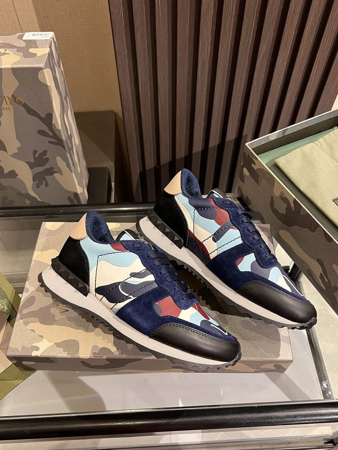 Valentino Tênis Lifestyle em couro de camurça com estampagem de camuflagem 4
