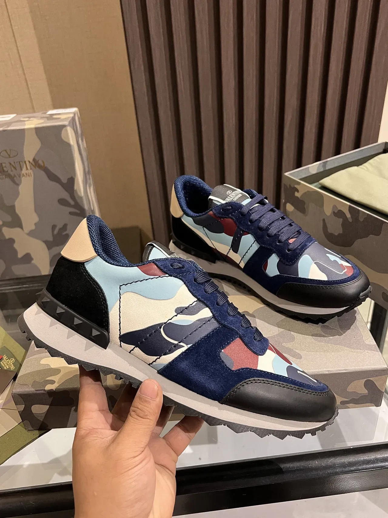 Valentino Tênis Lifestyle em couro de camurça com estampagem de camuflagem 5