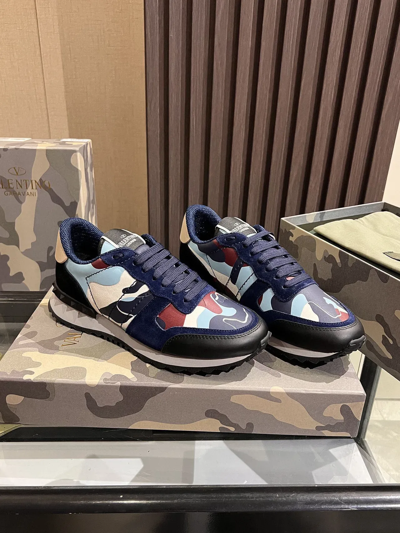 Valentino Tênis Lifestyle em couro de camurça com estampagem de camuflagem 6