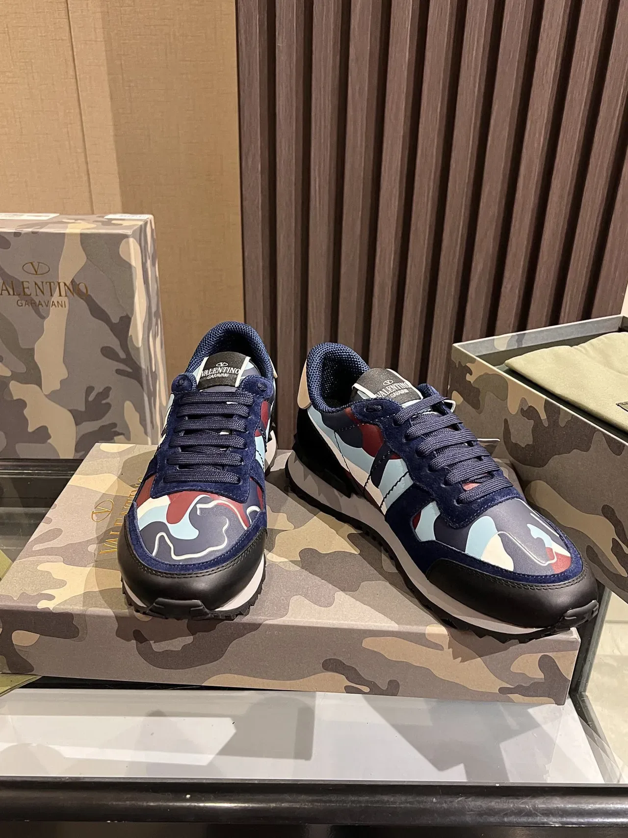 Valentino Tênis Lifestyle em couro de camurça com estampagem de camuflagem 7