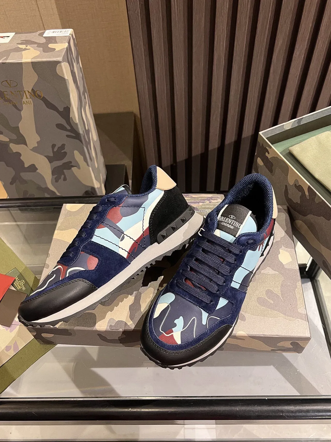 Valentino Tênis Lifestyle em couro de camurça com estampagem de camuflagem 8