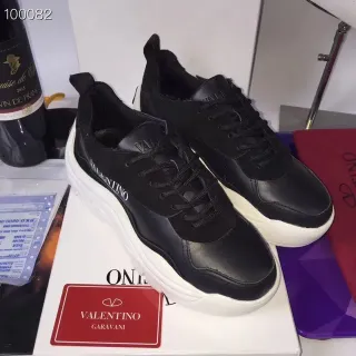 Valentino ওপেন কালো এবং সাদা চাঙ্কি স্নিকার