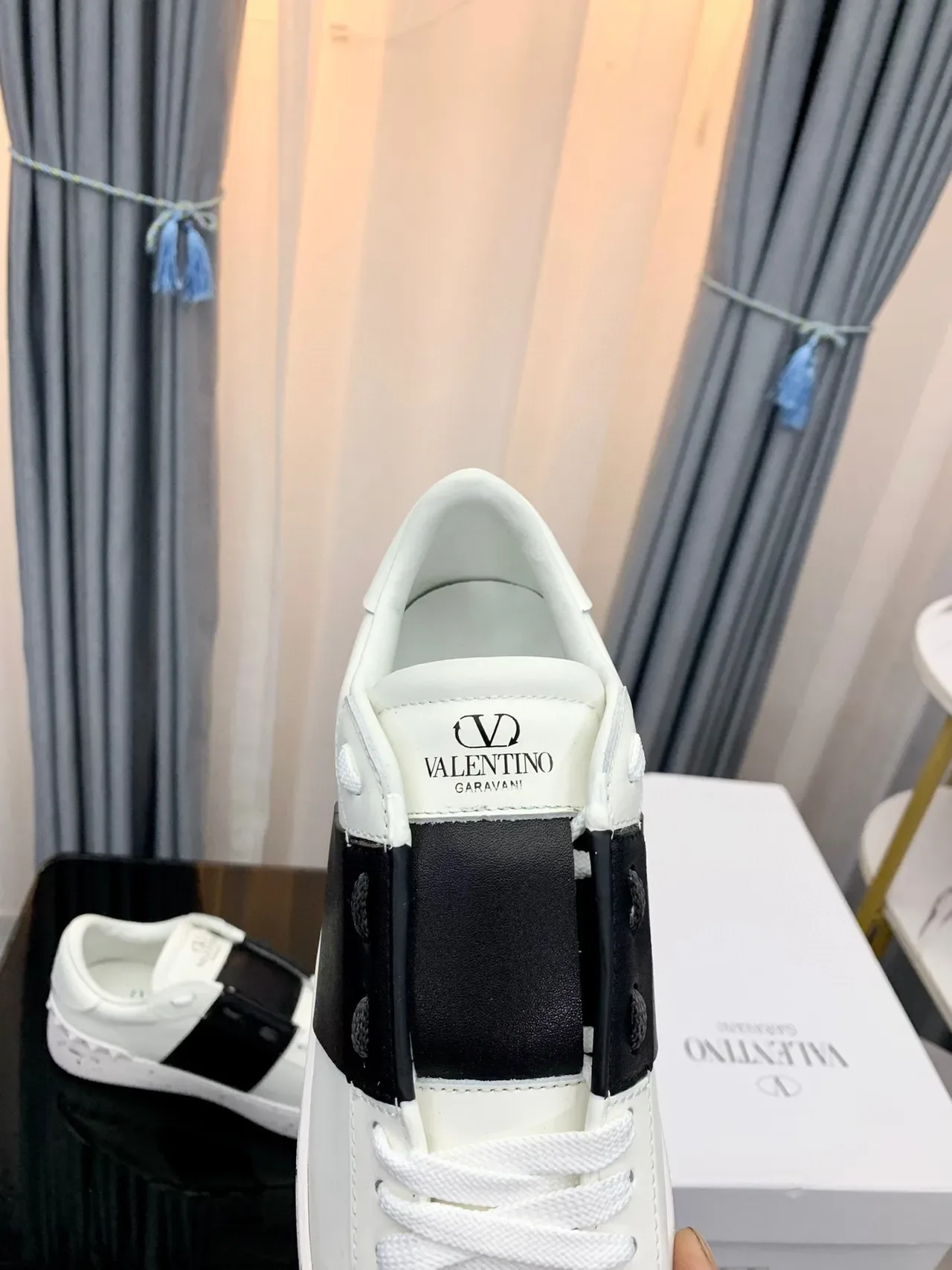 Valentino Open for a Change सफेद काला फीता लाइफस्टाइल स्नीकर 2