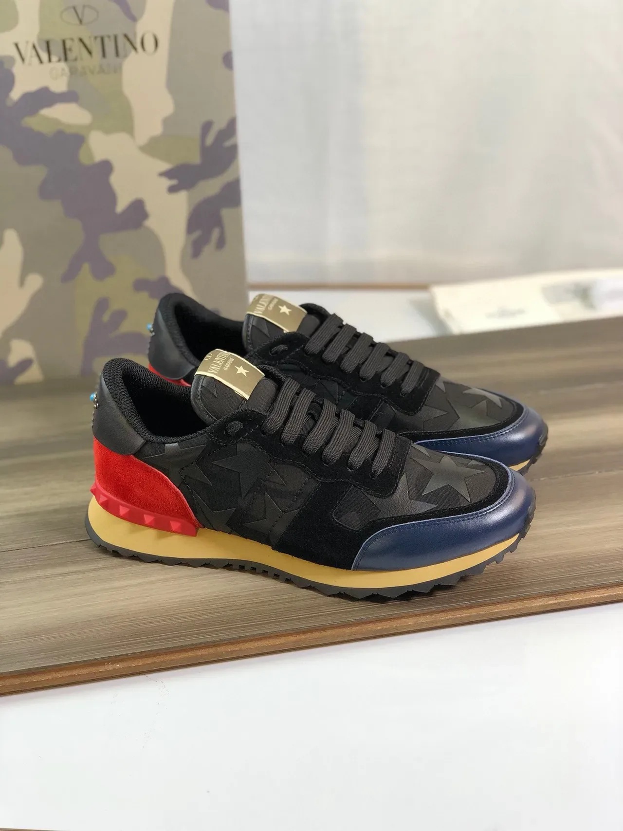 Valentino Rockstud काली लाल स्टार प्रिंट अपर मल्टी कलर पैनलिंग लाइफस्टाइल स्नीकर 1
