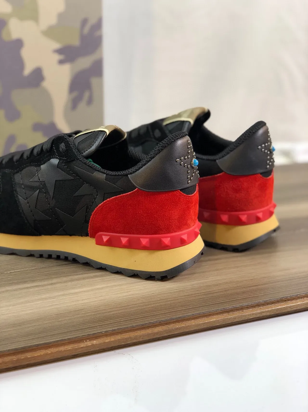 Valentino Rockstud काली लाल स्टार प्रिंट अपर मल्टी कलर पैनलिंग लाइफस्टाइल स्नीकर 2