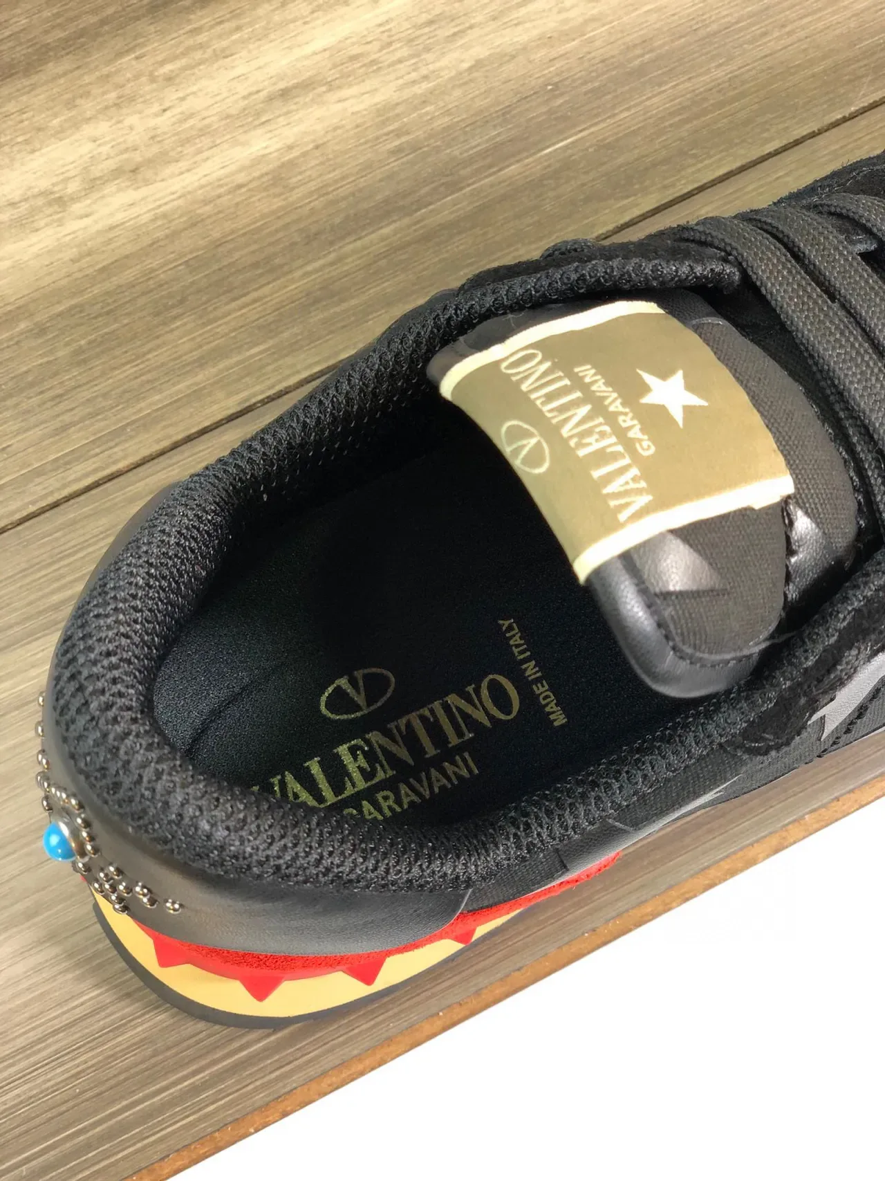 Valentino Rockstud काली लाल स्टार प्रिंट अपर मल्टी कलर पैनलिंग लाइफस्टाइल स्नीकर 3