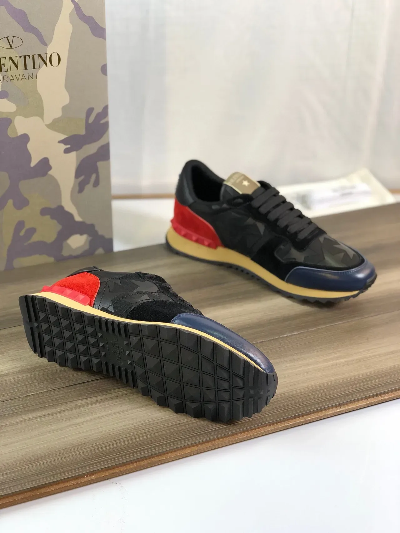 Valentino Rockstud काली लाल स्टार प्रिंट अपर मल्टी कलर पैनलिंग लाइफस्टाइल स्नीकर 4