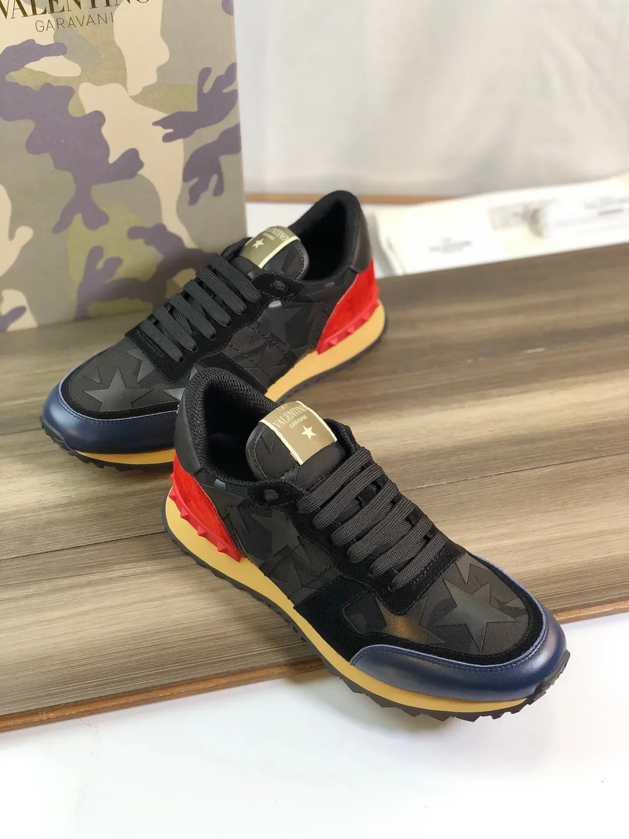 Valentino Rockstud काली लाल स्टार प्रिंट अपर मल्टी कलर पैनलिंग लाइफस्टाइल स्नीकर 5