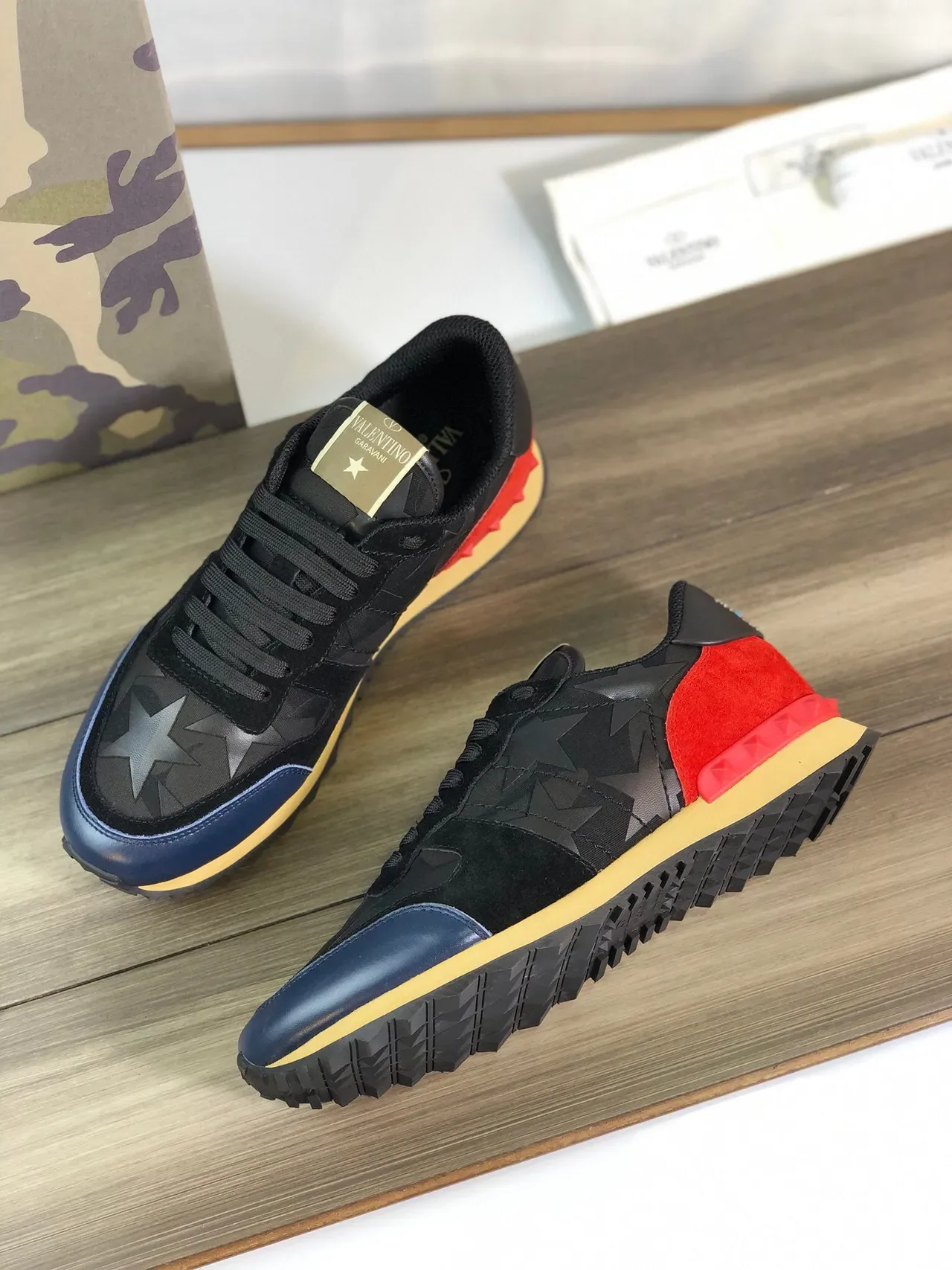 Valentino Rockstud काली लाल स्टार प्रिंट अपर मल्टी कलर पैनलिंग लाइफस्टाइल स्नीकर 6