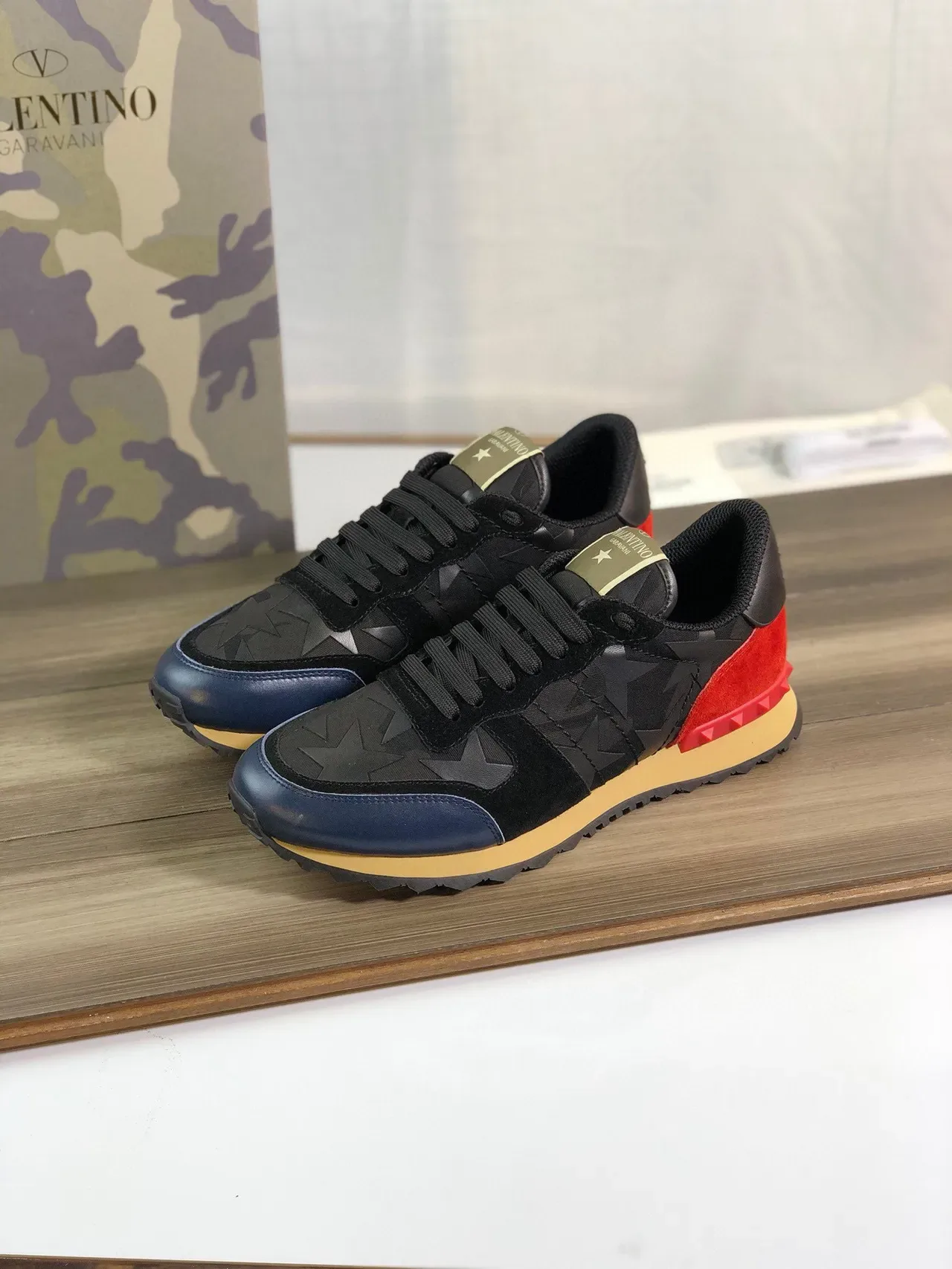 Valentino Rockstud काली लाल स्टार प्रिंट अपर मल्टी कलर पैनलिंग लाइफस्टाइल स्नीकर 7