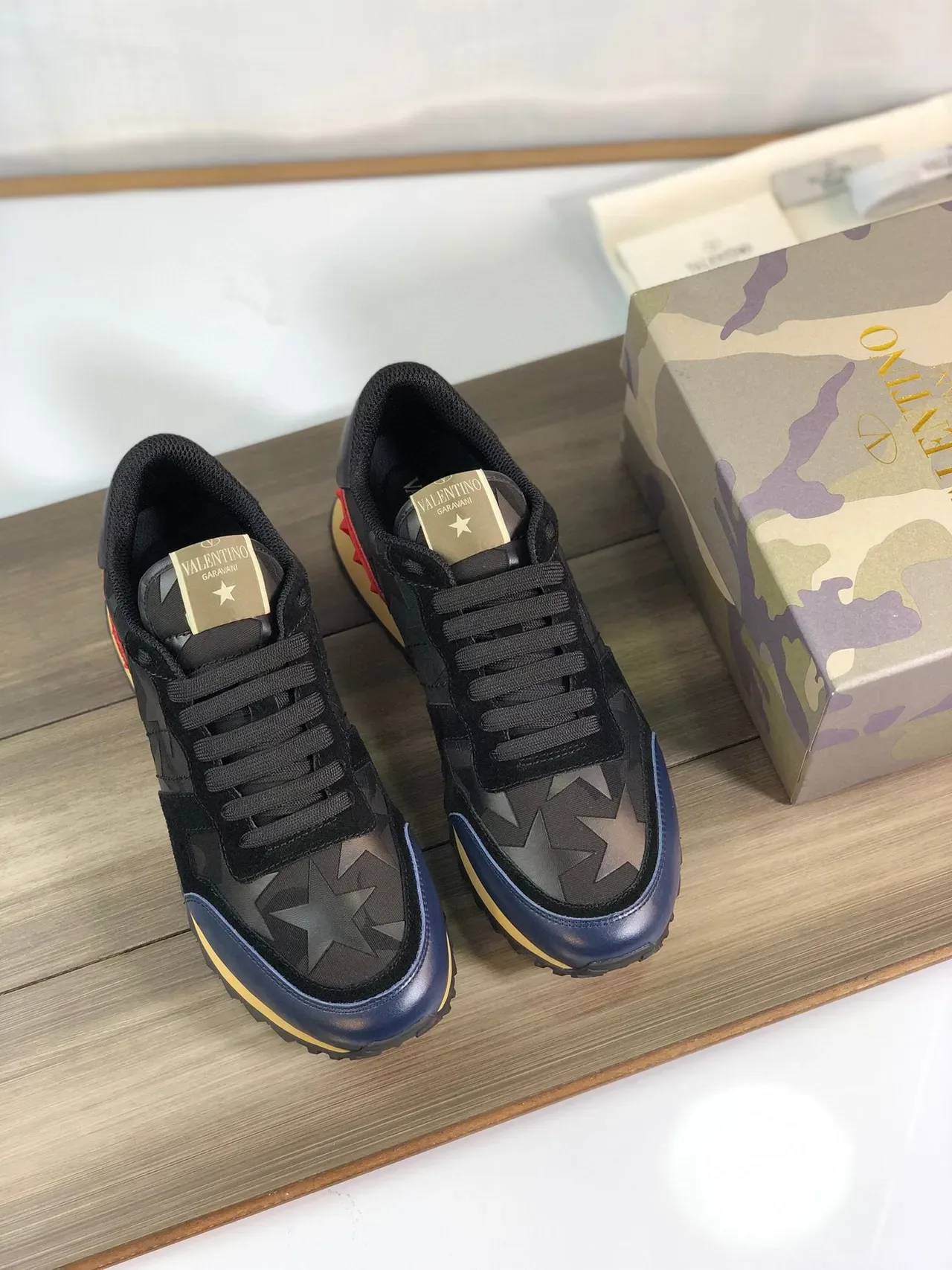 Valentino Rockstud काली लाल स्टार प्रिंट अपर मल्टी कलर पैनलिंग लाइफस्टाइल स्नीकर 8