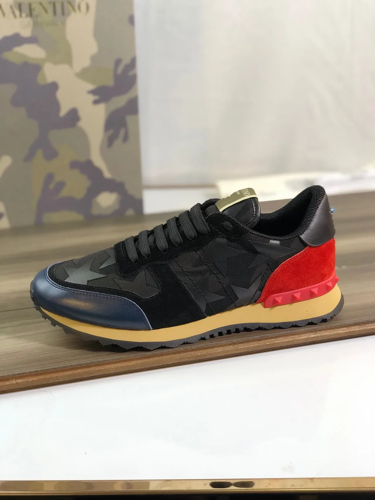 Valentino Rockstud काली लाल स्टार प्रिंट अपर मल्टी कलर पैनलिंग लाइफस्टाइल स्नीकर 9